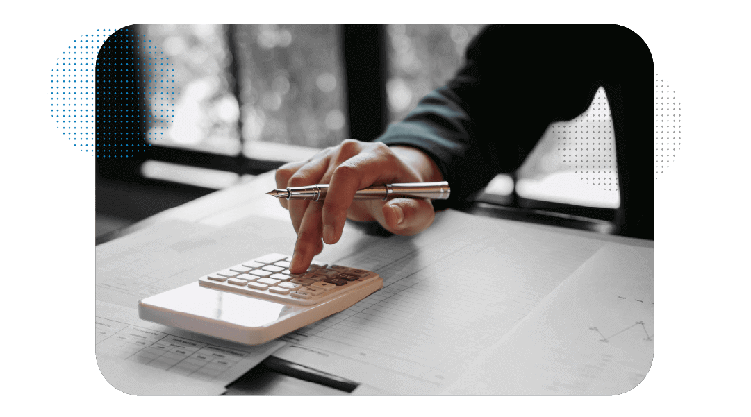 Pessoa fazendo gestão de custos em uma calculadora, com uma caneta na mão.